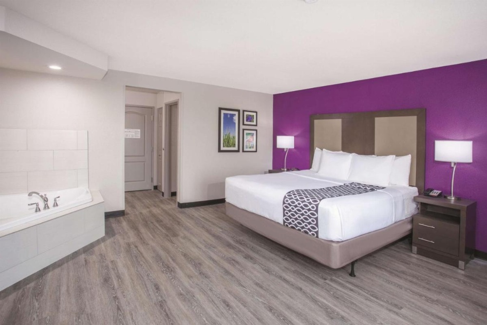 King Room with Jetted Tub - Non-Smoking