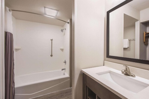 La Quinta Inn & Suites by Wyndham Effingham image 32